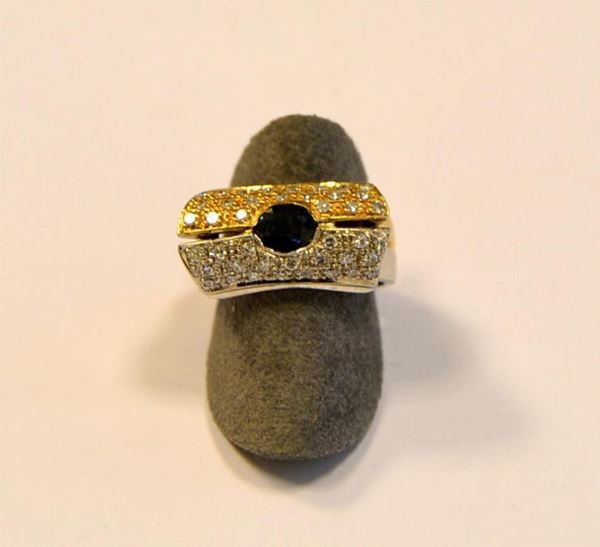 Anello in oro giallo e bianco, diamanti e zaffiro