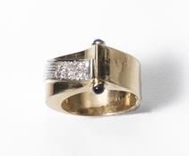 Anello in oro giallo, oro bianco, zaffiri e diamanti&nbsp;&nbsp;&nbsp;&nbsp;&nbsp;&nbsp;&nbsp;&nbsp;&nbsp;&nbsp;&nbsp;&nbsp;&nbsp;&nbsp;&nbsp;&nbsp;&nbsp;&nbsp;&nbsp;&nbsp;&nbsp;&nbsp;