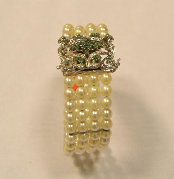 Bracciale in oro bianco, perle e smeraldi  - Asta ARREDI, OGGETTI D'ARTE, DIPINTI E GIOIELLI - Poggio Bracciolini Casa d'Aste