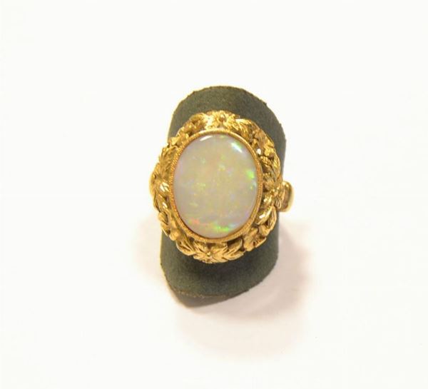 Anello in oro giallo e opale