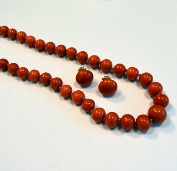Collana e paio di orecchini, in oro a basso titolo e corallo&nbsp;&nbsp;&nbsp;&nbsp;&nbsp;&nbsp;&nbsp;&nbsp;&nbsp;&nbsp;&nbsp;&nbsp;&nbsp;&nbsp;