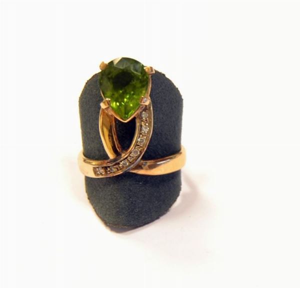 Anello in oro giallo, diamante e quarzo