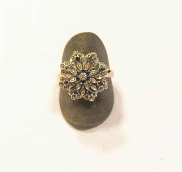 Anello in oro bianco, diamanti e zaffiri