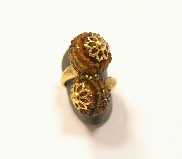 Anello in oro giallo e pietre