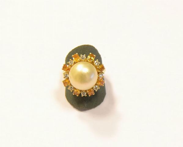 Anello in oro giallo, diamanti, perle e zaffiri gialli  - Asta ARREDI, OGGETTI D'ARTE, DIPINTI E GIOIELLI - Poggio Bracciolini Casa d'Aste