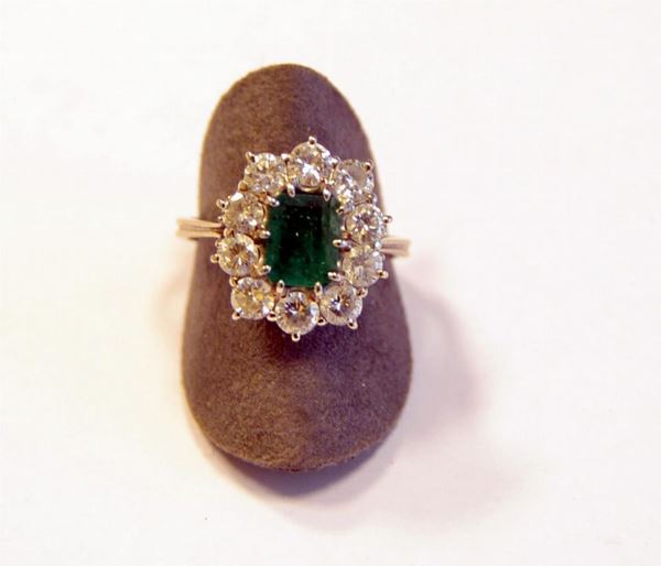 Anello in oro bianco , diamanti e smeraldo