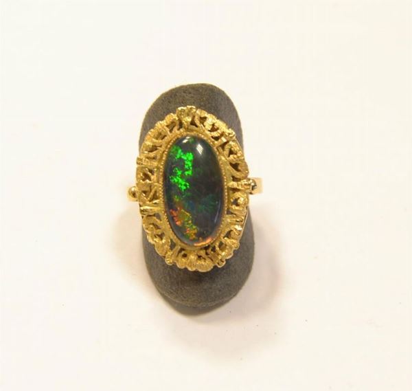 Anello in oro giallo e opale