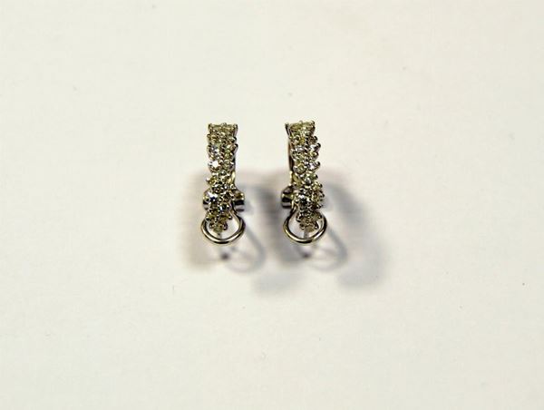 Paio di orecchini in oor bianco e diamanti  - Asta ARREDI, OGGETTI D'ARTE, DIPINTI E GIOIELLI - Poggio Bracciolini Casa d'Aste