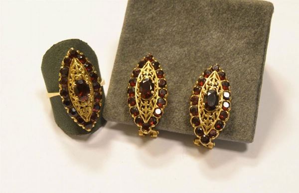 Demi-parure, in oro giallo e granati composta da anello e paio