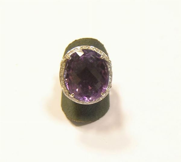 Anello in oro bianco, diamanti e ametista