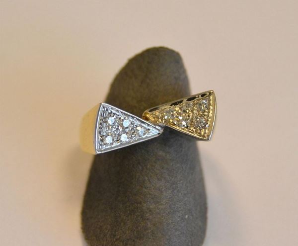Anello in oro giallo, bianco e diamanti