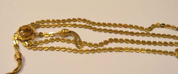 Lunga catena con saliscendi, inizi sec. XX , in oro giallo a 12 kt