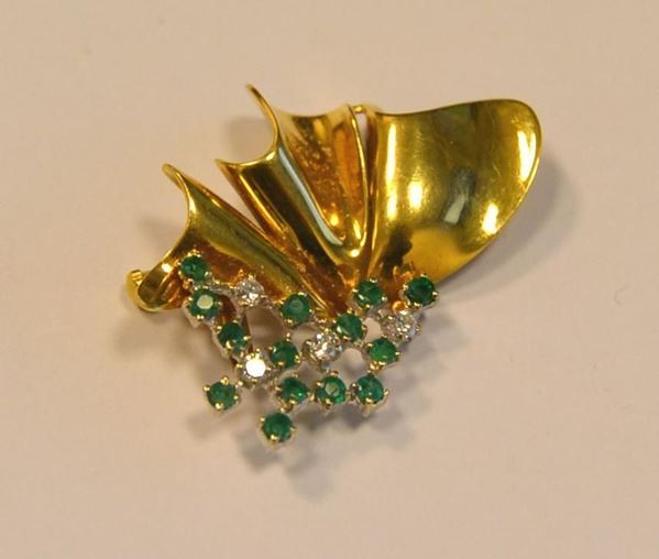 Spilla in oro giallo, bianco, diamanti e smeraldi
