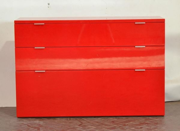 Cassettiera, design, in legno laccato rosso,  - Asta ARREDI, OGGETTI D'ARTE, DIPINTI E GIOIELLI - Poggio Bracciolini Casa d'Aste