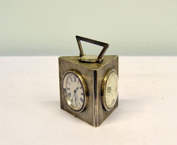Orologio soprammobile , Londra 1923 reg. 206342 , in argento  - Asta ARREDI, OGGETTI D'ARTE, DIPINTI E GIOIELLI - Poggio Bracciolini Casa d'Aste