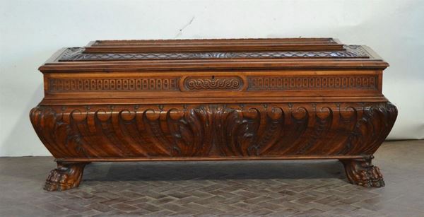 Cassapanca, in stile 500, in noce riccamente  - Asta ARREDI, OGGETTI D'ARTE, DIPINTI E GIOIELLI - Poggio Bracciolini Casa d'Aste