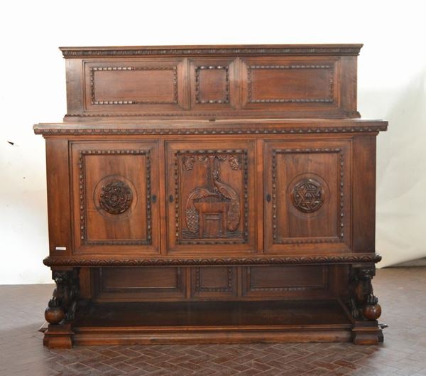 Credenza, in stile rinascimeto, in noce riccamente intagliato,