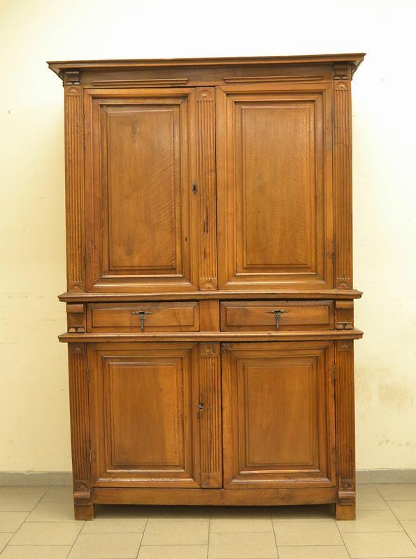 Credenza, in stile 600, in noce e castagno, quattro sportelli e