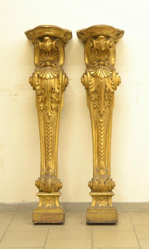 Coppia di gueridon, Italia centrale, sec. XIX, in legno laccato e dorato