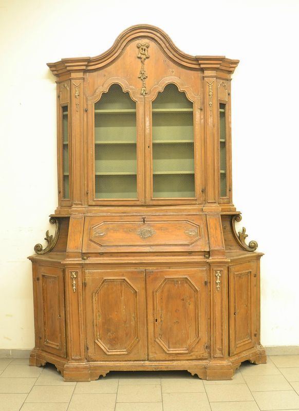 Credenza, Italia settentrionale, sec. XVIII, in legno dolce,