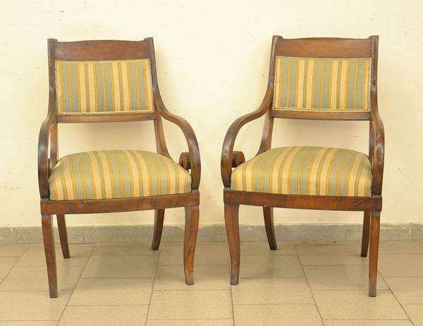 Coppia di poltroncine, sec. XIX, in noce, braccioli a ricciolo,