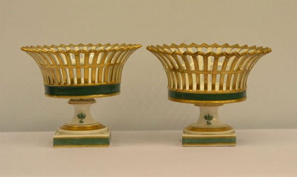Coppia di alzate, sec. XIX, in porcellana Ginori verde oro,