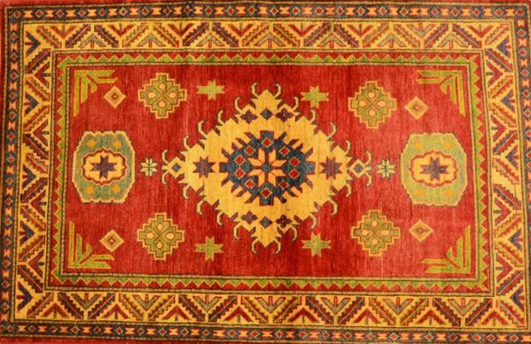 Tappeto caucasico Gazny, fondo rosso, medaglione e bordura