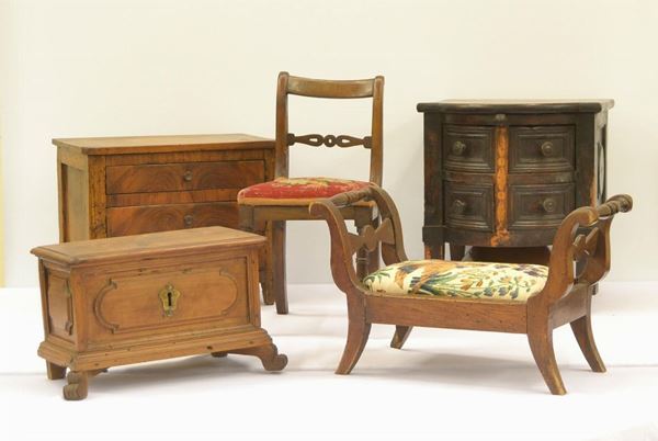 Cinque miniature di mobili, sec. XVIII e sec. XIX,  - Asta ARREDI, OGGETTI D'ARTE, DIPINTI E GIOIELLI - Poggio Bracciolini Casa d'Aste