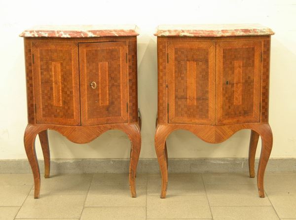 Coppia di comodini, in stile '700, in noce intarsiato,