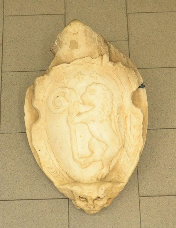 Stemma nobiliare, sec. XVII, in marmo scolpito,