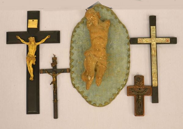 Cinque crocifissi, da sec. XVIII a sec. XX,