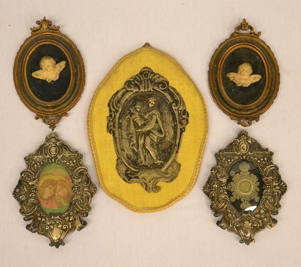 Due cornicette, sec. XIX, mostra in metallo sbalzato, cm 16x12