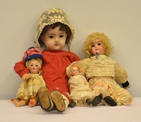 Quattro bambole, inizi sec. XX, in bisquit e