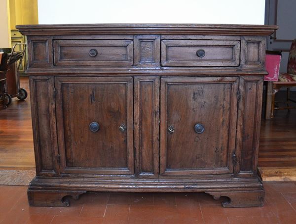 Credenza, in stile '700, in noce, due sportelli,