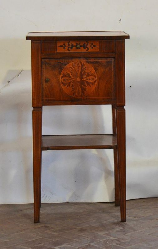 Comodino, in stile 700, in noce intarsiato,