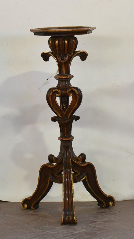 Gueridon, sec. XIX, in legno laccato e