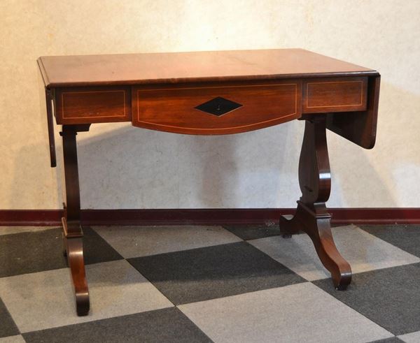 Tavolo da centro, Biedermeier, in noce filettato,