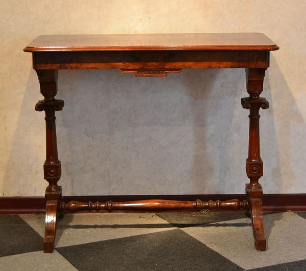 Tavolino, Inghilterra, sec. XIX, in noce,  - Asta ARREDI, OGGETTI D'ARTE, DIPINTI E GIOIELLI - Poggio Bracciolini Casa d'Aste