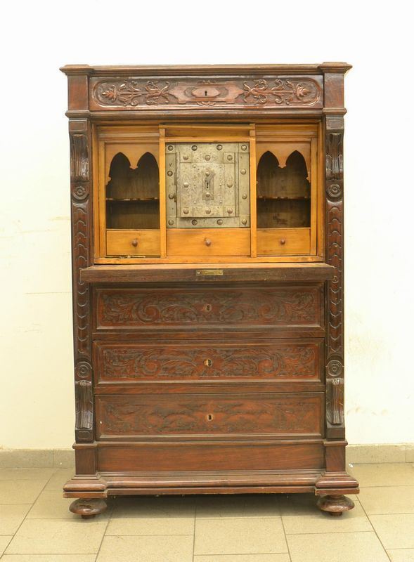 Secretaire, Inghilterra, sec. XIX, in mogano intagliato,