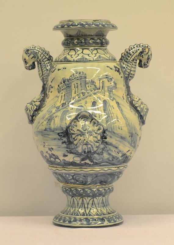 Vaso, Savona, sec. XIX, in maiolica decorata a putti,