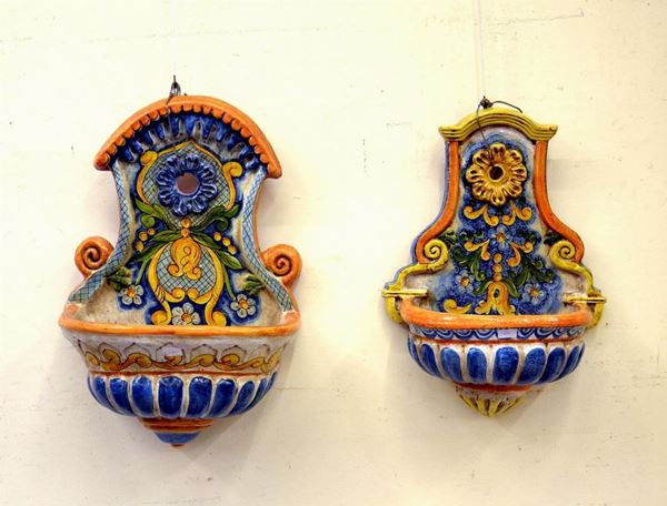 Due acquasantiere, sec. XX ,in maiolica policroma