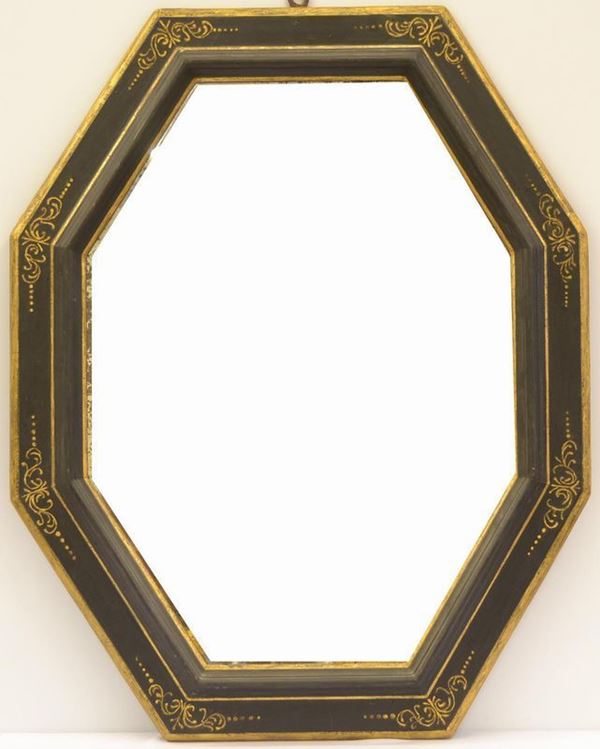 Specchiera ottagonale, sec. XVIII, entro cornice in legno