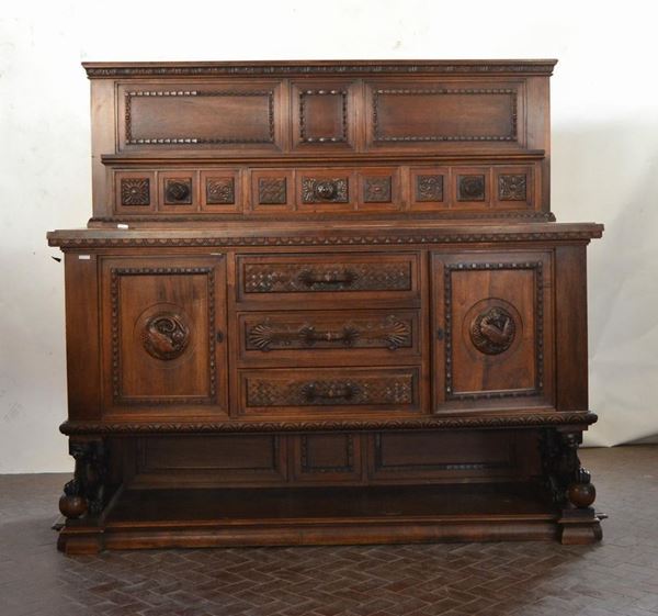Credenza, in stile rinascimento, in noce riccamente intagliato,