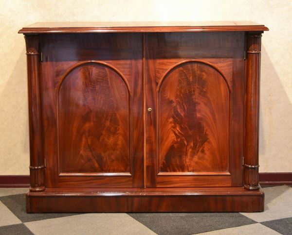Credenza, Inghilterra, sec. XIX, in mogano,