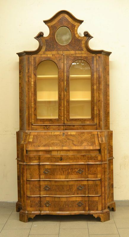 Trumeau, in stile 700, in radica di noce, cinque cassetti,
