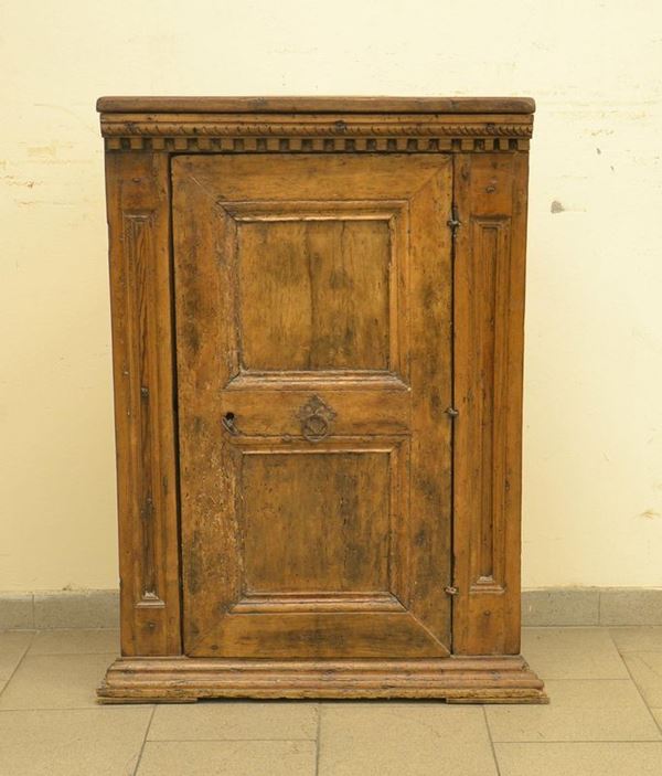 Angoliera, in stile 700, in noce, uno sportello sformellato,