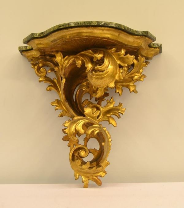 Mensola, sec. XIX, in legno dorato e intagliato,