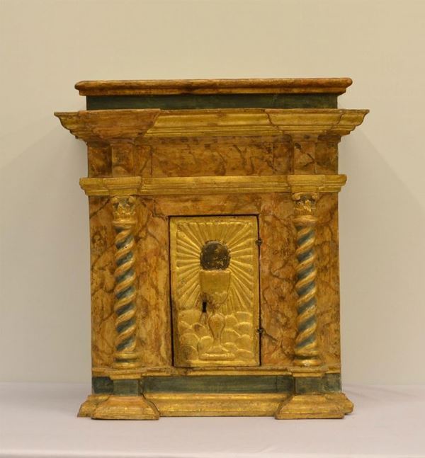 Ciborio, sec. XVIII, in legno laccato e intagliato,