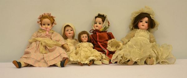 Cinque bambole, inizi sec. XX, in bisquit e  - Asta ARREDI, OGGETTI D'ARTE, DIPINTI E GIOIELLI - Poggio Bracciolini Casa d'Aste
