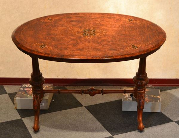 Tavolino, Inghilterra, sec. XIX, in noce intarsiato,  - Asta ARREDI, OGGETTI D'ARTE, DIPINTI E GIOIELLI - Poggio Bracciolini Casa d'Aste